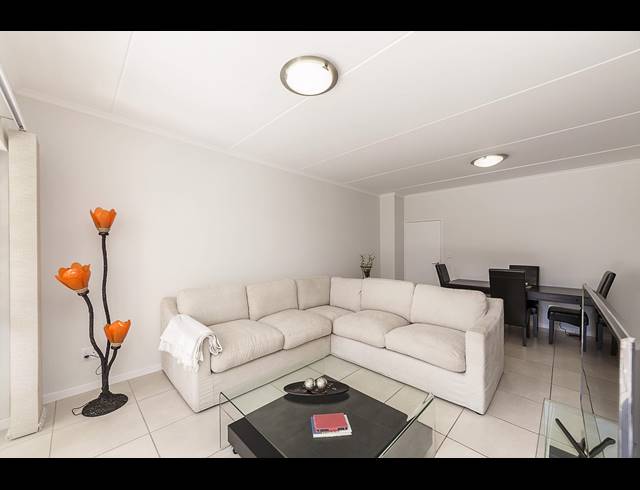 3 BEDROOM APARTMENT TO LET IN OLIVEDALE